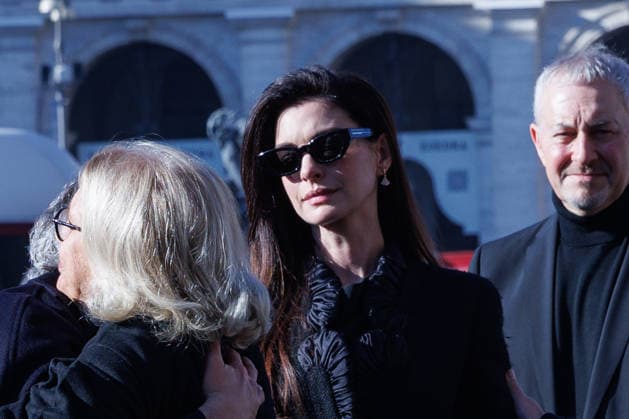 News - Funerali di Valentino Garavani Anne Hathaway arrives at Valentino Garavani s funeral on January 23rd., 2026 at Basilica S.Maria degli Angeli e dei Martiri, Rome, Italy Rome Basilica Santa Maria degli Angeli e dei Martiri Italy Copyright: xEmanuelaxVertollix xLiveMediax LPN_2255288