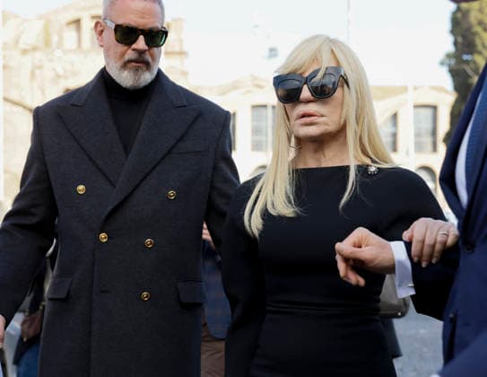 Valentino’s funeral arrivals ROME, ITALY - JANUARY 23: Donatella Versace attends the fashion designer Valentino garavani’s funeral, held at the Basilique Santa Maria degli Angeli, on January 23, 2026 in Rome, Italy. Photo by Marco Piovanotto Abacapress.com  Copyright: xPiovanottoxMarco ABACAx