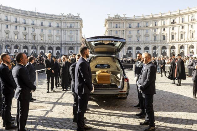 Fashion world bids farewell to legendary designer Valentino in Rome ROME, ITALY - JANUARY 23: (----EDITORIAL USE ONLY - MANDATORY CREDIT - FONDAZIONE VALENTINO GARAVANI E GIANCARLO GIAMMETTI HANDOUT - NO MARKETING NO ADVERTISING CAMPAIGNS - DISTRIBUTED AS A SERVICE TO CLIENTS----) The hearse carrying the coffin of Italian fashion designer Valentino Garavani arrives at Piazza della Repubblica for the funeral service at the Basilica of Saint Mary of the Angels and Martyrs in Rome, Italy on January 23, 2026. Fondazione Valentino Garavani e Giancarlo Giammetti Handout Anadolu Rome Italy. Editorial use only. Please get in touch for any other usage.  Copyright: x2026xAnadoluxFondazionexValentinoxGaravanixexGiancarloxGiammettix xHandoutx