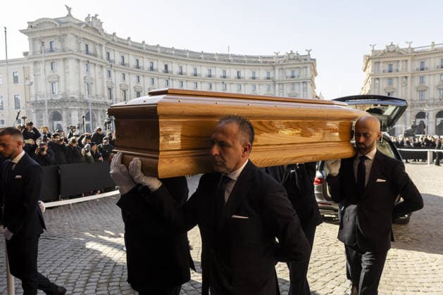 Fashion world bids farewell to legendary designer Valentino in Rome ROME, ITALY - JANUARY 23: (----EDITORIAL USE ONLY - MANDATORY CREDIT - FONDAZIONE VALENTINO GARAVANI E GIANCARLO GIAMMETTI HANDOUT - NO MARKETING NO ADVERTISING CAMPAIGNS - DISTRIBUTED AS A SERVICE TO CLIENTS----) The hearse carrying the coffin of Italian fashion designer Valentino Garavani arrives at Piazza della Repubblica for the funeral service at the Basilica of Saint Mary of the Angels and Martyrs in Rome, Italy on January 23, 2026. Fondazione Valentino Garavani e Giancarlo Giammetti Handout Anadolu Rome Italy. Editorial use only. Please get in touch for any other usage.  Copyright: x2026xAnadoluxFondazionexValentinoxGaravanixexGiancarloxGiammettix xHandoutx
