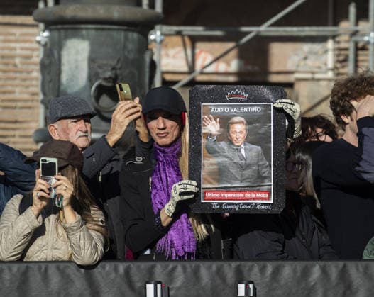 Funeral of the Italian fashion designer Valentino Garavani in Rome ROME, ITALY - JANUARY 23: People fan of Valentino near the Basilica di Santa Maria degli Angeli e dei Martiri on January 23, 2026 in Rome, Italy. Italian fashion designer Valentino Garavani died at 93 years old in Rome on January 19. Primo Barol Anadolu Rome Italy. Editorial use only. Please get in touch for any other usage.  Copyright: x2026xAnadoluxPrimoxBarolx