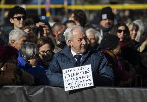 Funeral of the Italian fashion designer Valentino Garavani in Rome ROME, ITALY - JANUARY 23: People fan of Valentino near the Basilica di Santa Maria degli Angeli e dei Martiri on January 23, 2026 in Rome, Italy. Italian fashion designer Valentino Garavani died at 93 years old in Rome on January 19. Primo Barol Anadolu Rome Italy. Editorial use only. Please get in touch for any other usage.  Copyright: x2026xAnadoluxPrimoxBarolx