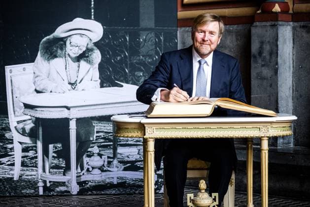 Entertainment Bilder des Tages MAASTRICHT - King Willem-Alexander signs the guestbook before the Dies Natalis of Maastricht University. The university celebrated its 50th anniversary in the Basilica of Saint Servatius. ROB ENGELAAR ANP netherlands out - belgium out  Copyright: xx x548330684x originalFilename: 548330684.jpg