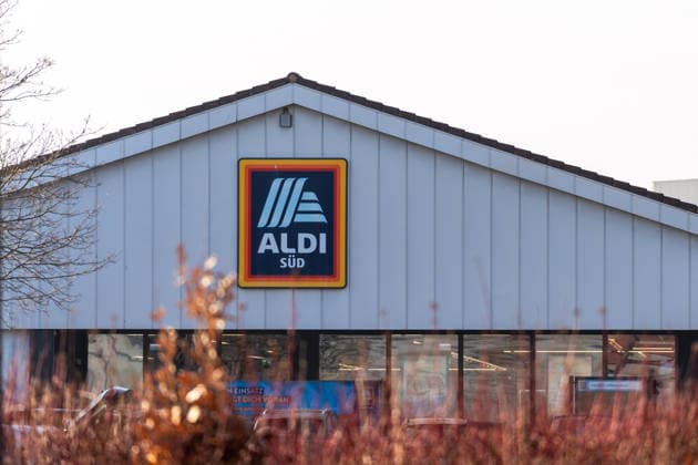 Mindelheim, Bavaria, Germany - January 23, 2026: Facade of an Aldi Süd store with the Aldi logo clearly visible on the outside wall. The discounter is part of the German food retail sector and is part of everyday stationary shopping *** Fassade einer Aldi Süd Filiale mit deutlich sichtbarem Aldi-Logo an der Außenwand. Der Discounter gehört zum deutschen Lebensmitteleinzelhandel und ist Teil des stationären Einkaufsalltags