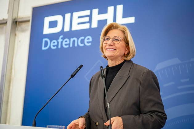 News Bilder des Tages Diehl Defence weiht in Nonnweiler am Freitag (23.1.2026) das neue Flugkörper-Integrationszentrum für die Raketen der Iris-T Familie ein. In der Halle werden künftig die Iris-T Raketen endmontiert. Zur Einweihung kamen Ministerpräsidentin Anke Rehlinger (SPD) und weitere Politiker aus allen Ebenen. *** Diehl Defence inaugurates the new missile integration center for the missiles of the Iris T family in Nonnweiler on Friday 23 1 2026 In the future, the Iris T missiles will be finally assembled in the hall Minister President Anke Rehlinger SPD and other politicians from all levels came to the inauguration bub