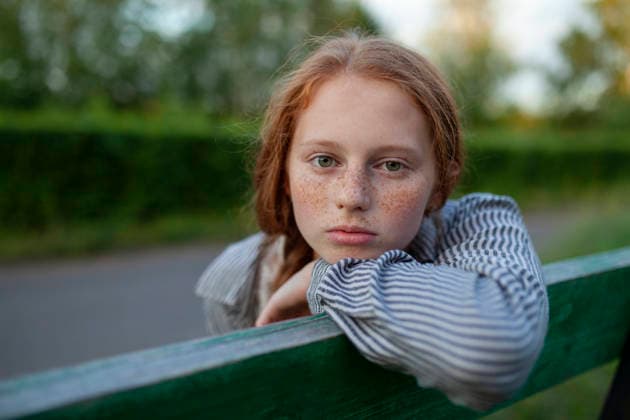 Red haired freckled person relaxing on park bench in summer model released, Symbolfoto, VCF01082