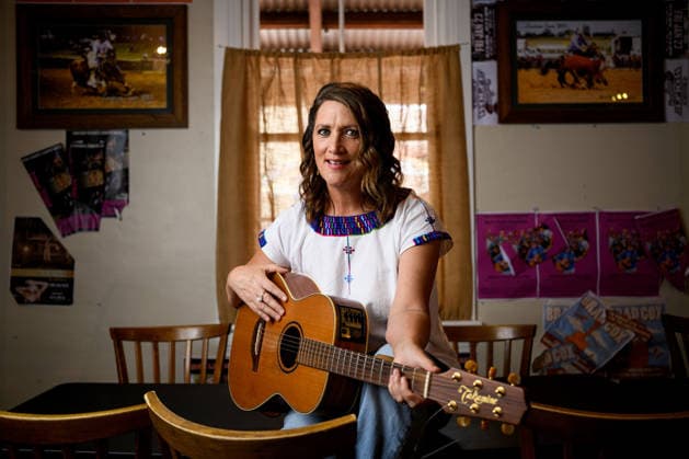 TAMWORTH COUNTRY MUSIC FESTIVAL, Country singer-songwriter Sara Storer poses for a photograph during the 54th Tamworth Country Music Festival in Tamworth, NSW, Saturday, January 24, 2026. ( NO ARCHIVING TAMWORTH NEW SOUTH WALES AUSTRALIA  Copyright: xBIANCAxDExMARCHIx 20260124138953298793