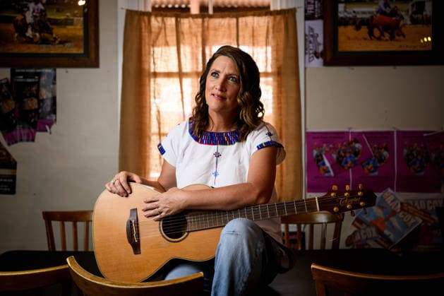 TAMWORTH COUNTRY MUSIC FESTIVAL, Country singer-songwriter Sara Storer poses for a photograph during the 54th Tamworth Country Music Festival in Tamworth, NSW, Saturday, January 24, 2026. ( NO ARCHIVING TAMWORTH NEW SOUTH WALES AUSTRALIA  Copyright: xBIANCAxDExMARCHIx 20260124125059367050