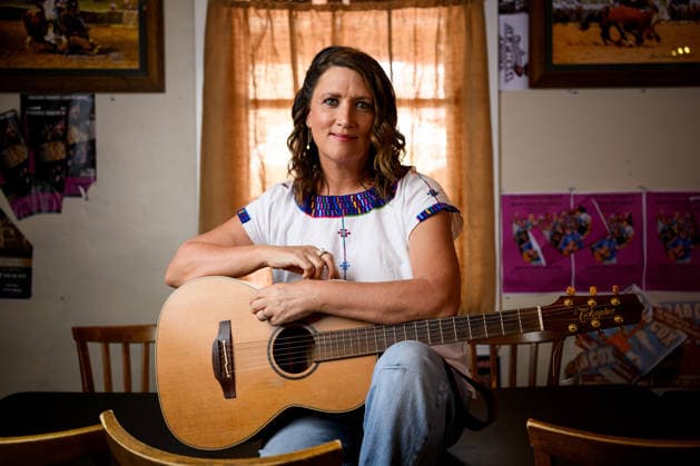 TAMWORTH COUNTRY MUSIC FESTIVAL, Country singer-songwriter Sara Storer poses for a photograph during the 54th Tamworth Country Music Festival in Tamworth, NSW, Saturday, January 24, 2026. ( NO ARCHIVING TAMWORTH NEW SOUTH WALES AUSTRALIA  Copyright: xBIANCAxDExMARCHIx 20260124173438145723