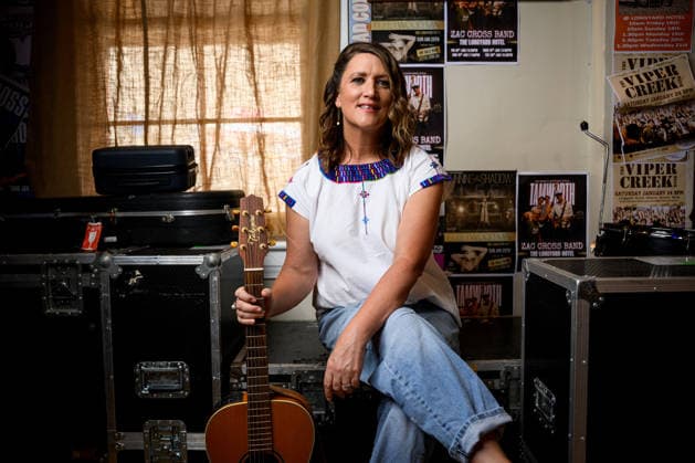 TAMWORTH COUNTRY MUSIC FESTIVAL, Country singer-songwriter Sara Storer poses for a photograph during the 54th Tamworth Country Music Festival in Tamworth, NSW, Saturday, January 24, 2026. ( NO ARCHIVING TAMWORTH NEW SOUTH WALES AUSTRALIA  Copyright: xBIANCAxDExMARCHIx 20260124138716037221