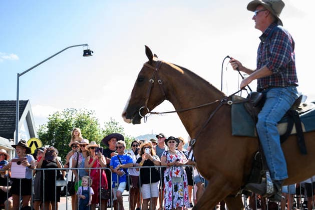TAMWORTH COUNTRY MUSIC FESTIVAL, Spectators attend the artist parade during the 54th Tamworth Country Music Festival in Tamworth, NSW, Saturday, January 24, 2026. ( NO ARCHIVING TAMWORTH NEW SOUTH WALES AUSTRALIA  Copyright: xBIANCAxDExMARCHIx 20260124173582228240
