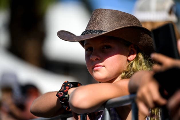 TAMWORTH COUNTRY MUSIC FESTIVAL, Spectators attend the artist parade during the 54th Tamworth Country Music Festival in Tamworth, NSW, Saturday, January 24, 2026. ( NO ARCHIVING TAMWORTH NEW SOUTH WALES AUSTRALIA  Copyright: xBIANCAxDExMARCHIx 20260124178413101318