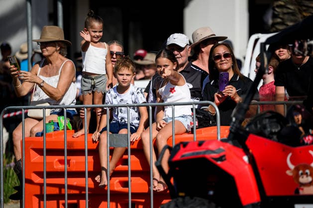 TAMWORTH COUNTRY MUSIC FESTIVAL, Spectators attend the artist parade during the 54th Tamworth Country Music Festival in Tamworth, NSW, Saturday, January 24, 2026. ( NO ARCHIVING TAMWORTH NEW SOUTH WALES AUSTRALIA  Copyright: xBIANCAxDExMARCHIx 20260124166364300174