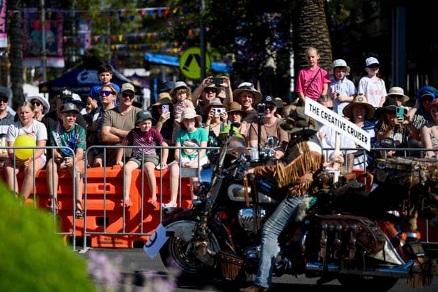 TAMWORTH COUNTRY MUSIC FESTIVAL, Spectators attend the artist parade during the 54th Tamworth Country Music Festival in Tamworth, NSW, Saturday, January 24, 2026. ( NO ARCHIVING TAMWORTH NEW SOUTH WALES AUSTRALIA  Copyright: xBIANCAxDExMARCHIx 20260124161009204436
