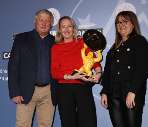 29eme Festival International du Film de Comedie de lAlpe dHuez 2026 International Alpe d Huez Comedy Film Festival The mayor of Alpe dHuez Jean Yves Noyrey, Audrey Lamy with the trophy of the department of Isere and the vice president of the department of Isere Sandrine Martin Grand 452458 2026 01 23 Alpe d Huez France  Copyright: xIsabellexVautierx xStarfacex STAR_452458_035