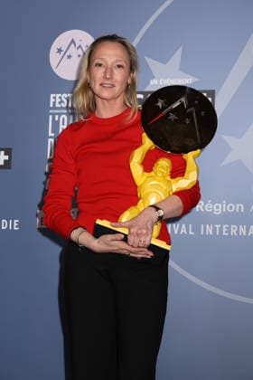 29eme Festival International du Film de Comedie de lAlpe dHuez 2026 International Alpe d Huez Comedy Film Festival Audrey Lamy with the Isere department trophy 452458 2026 01 23 Alpe dHuez France  Copyright: xIsabellexVautierx xStarfacex STAR_452458_036