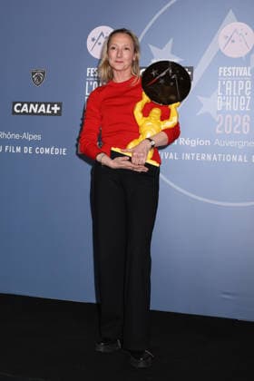 29eme Festival International du Film de Comedie de lAlpe dHuez 2026 International Alpe d Huez Comedy Film Festival Audrey Lamy with the Isere department trophy 452458 2026 01 23 Alpe dHuez France  Copyright: xIsabellexVautierx xStarfacex STAR_452458_037