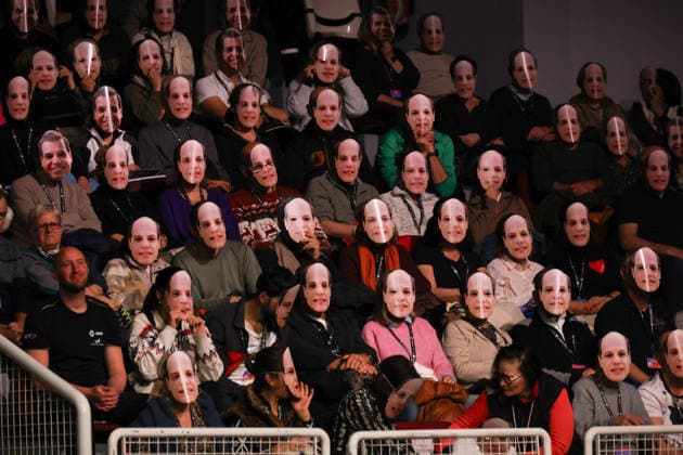29eme Festival International du Film de Comedie de lAlpe d Huez 2026 International Alpe d Huez Comedy Film Festival Le public porte des masques Laurent Lafitte 452458 2026 01 23 Alpe d Huez France  Copyright: xIsabellexVautierx xStarfacex STAR_452458_115