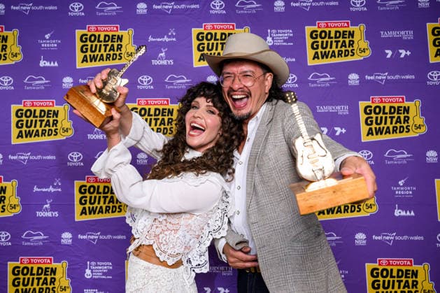 TAMWORTH COUNTRY MUSIC FESTIVAL, Video of the Year winners Fanny Lumsden (left) and Dan Stanley Freeman pose for a photograph during the Golden Guitar Awards during the 54th Tamworth Country Music Festival in Tamworth, NSW, Saturday, January 24, 2026. ( NO ARCHIVING TAMWORTH NEW SOUTH WALES AUSTRALIA  Copyright: xBIANCAxDExMARCHIx 20260124158429246184