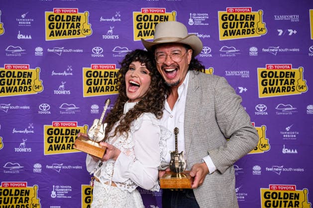 TAMWORTH COUNTRY MUSIC FESTIVAL, Video of the Year winners Fanny Lumsden (left) and Dan Stanley Freeman pose for a photograph during the Golden Guitar Awards during the 54th Tamworth Country Music Festival in Tamworth, NSW, Saturday, January 24, 2026. ( NO ARCHIVING TAMWORTH NEW SOUTH WALES AUSTRALIA  Copyright: xBIANCAxDExMARCHIx 20260124196815042515