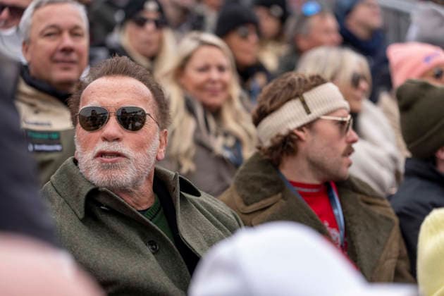 KITZBUEHEL, OESTERREICH 24. JAENNER: Das Bild zeigt den Hollywood-Schauspieler Arnold Schwarzenegger mit seinem Sohn Christopher Schwarzenegger waehrend der VIP-Gaeste beim FIS Alpinen Skiweltcup Herren-Abfahrt in Kitzbuehel am 24. Januar 2026 in Kitzbuehel, OESTERREICH, TIROL. KITZBUEHEL, AUSTRIA - JANUARY 24: picture shows Hollywood actor Arnold Schwarzenegger with his son Christopher Schwarzenegger. during the VIP guests during the FIS Alpine Ski World Cup Men s Downhill in Kitzbuehel at KITZBUEHEL on January 24, 2026 at Kitzbuehel, AUSTRIA, TYROL. Copyright: xIBEX.agencyx xKlausxPressbergerx