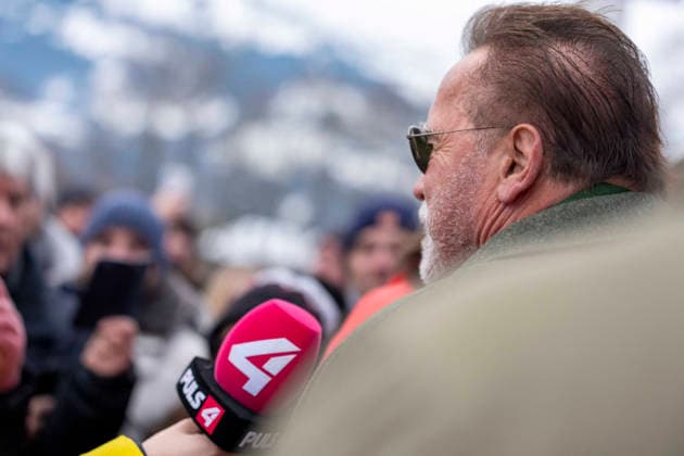 KITZBUEHEL, OESTERREICH 24. JAENNER: Das Bild zeigt den Hollywood-Schauspieler Arnold Schwarzenegger waehrend der VIP-Gaeste beim FIS Alpinen Skiweltcup Herren-Abfahrt in Kitzbuehel am 24. Januar 2026 in Kitzbuehel, OESTERREICH, TIROL. KITZBUEHEL, AUSTRIA - JANUARY 24: picture shows Hollywood actor Arnold Schwarzenegger during the VIP guests during the FIS Alpine Ski World Cup Men s Downhill in Kitzbuehel at KITZBUEHEL on January 24, 2026 at Kitzbuehel, AUSTRIA, TYROL. Copyright: xIBEX.agencyx xKlausxPressbergerx