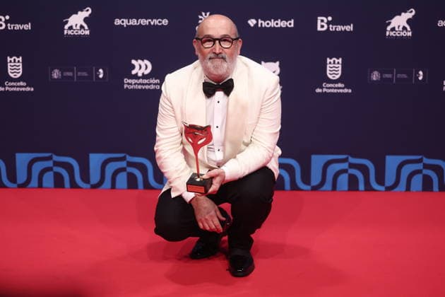 Photocall of award winners at the Feroz Awards 2026 Actor Javier Cámara poses with the Award for Best Actor in a Leading Role in a Series for Jakarta on the red carpet of the award winners at the Feroz Awards 2026, at the Pazo da Cultura, on January 24, 2026, in Pontevedra, Galicia Spain The Feroz Awards are presented annually by the Asociación de Informadores Cinematográficos de Espana since 2014, with the aim of highlighting the best of the years audiovisual production, both in film and television 24 JANUARY 2026 Pontevedra Galicia Pontevedra Galicia Galicia Espana  Copyright: xEduardoxParrax 7242461
