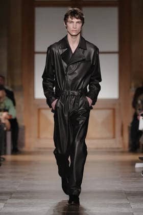 (260125) -- PARIS, Jan. 25, 2026 -- A model presents a creation from the menswear Fall Winter 2026-2027 collections by Hermes during the Men Paris Fashion Week, in Paris, France, on Jan. 24, 2026. ( Handout via Xinhua) FRANCE-PARIS-MEN FASHION WEEK-HERMES MeetEurope 