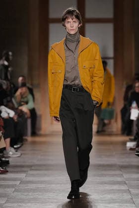 (260125) -- PARIS, Jan. 25, 2026 -- A model presents a creation from the menswear Fall Winter 2026-2027 collections by Hermes during the Men Paris Fashion Week, in Paris, France, on Jan. 24, 2026. ( Handout via Xinhua) FRANCE-PARIS-MEN FASHION WEEK-HERMES MeetEurope 