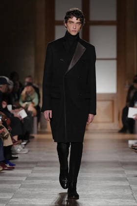 (260125) -- PARIS, Jan. 25, 2026 -- A model presents a creation from the menswear Fall Winter 2026-2027 collections by Hermes during the Men Paris Fashion Week, in Paris, France, on Jan. 24, 2026. ( Handout via Xinhua) FRANCE-PARIS-MEN FASHION WEEK-HERMES MeetEurope 