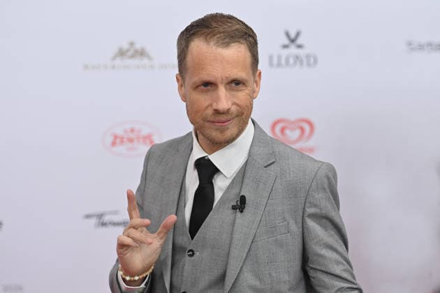 Oliver POCHER Presenter,Coemdian , single picture,cropped single motif,portrait,portrait,portrait 50 German Film Ball, Red Carpet, Red Carpet, on 24 01 2026 at the H o t e l B a y e r i s c h e r H o f, M u e n c h e n
