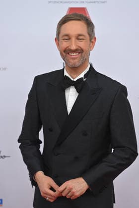 Daniel Boschmann presenter, single image, cropped single motif, half figure, half figure 50 German Film Ball, Red Carpet, Red Carpet, on 24 01 2026 at the H o t e l B a y e r i s h e r H o f, M u e n c h e n