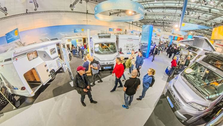 The weekend at CMT Stuttgart A birds eye view of the trade fair The Knaus stand 25 01 2026 From above, the colorful hustle and bustle of the trade fair unfolds - clear lines, full halls and the whole variety of travel, caravanning and leisure in one view Photo KS Images de Karsten Schmalz Landesmesse,Stuttgart, 0 00000° N , 0 00000° E Baden Württemb