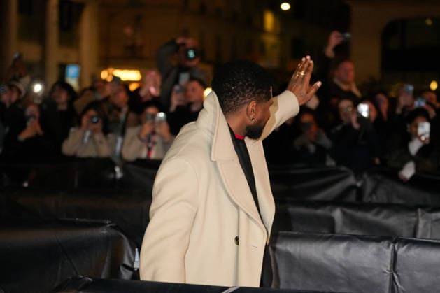 Usher Arrivals at the Hermès show at the Palais Brogniart Paris Fashion Week Prêt à Porter Homme Automne Hiver 2026 2027 Arrivals at the Hermès Collection Homme Prêt à Porter Automne Hiver 2026 2027 show during Paris Fashion Week PFW at the Palais Brogniart on January 24, 2026 Anne Sophie Guebet Bestimage Arrivals at the Hermès Mens Ready to Wear Autumn Winter 2026 2027 Collection show during Paris Fashion Week PFW at the Palais Brogniart on January 24, 2026 Paris France  Copyright: xAnne-SophiexGuebeyx xBestimagexAnne-SophiexGuebeyx xBestimagex