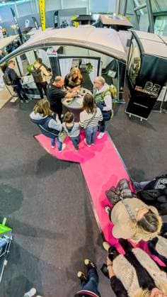 The weekend at CMT Stuttgart A birds eye view Meet and greet with Sasha and Nicole Fingerhuth, the Happy Fingerhuths , known from the TV series Bella Italia 25 01 2026 From above, the colorful hustle and bustle of the trade fair unfolds - clear lines, full halls and the whole