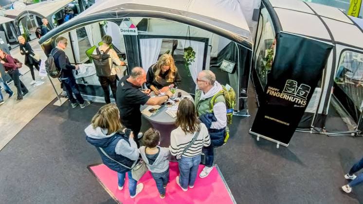 The weekend at CMT Stuttgart A birds eye view Meet and greet with Sasha and Nicole Fingerhuth, the Happy Fingerhuths , known from the TV series Bella Italia 25 01 2026 From above, the colorful hustle and bustle of the trade fair unfolds - clear lines, full halls and the whole