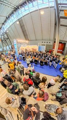 The weekend at CMT Stuttgart A birds eye view of the trade fair In the picture The Rottenburg marine comradeship singing 25 01 2026 From above, the colorful hustle and bustle of the trade fair unfolds - clear lines, full halls and the whole variety of travel, caravanning and leisure in one view Photo KS Images de Karsten Schmal