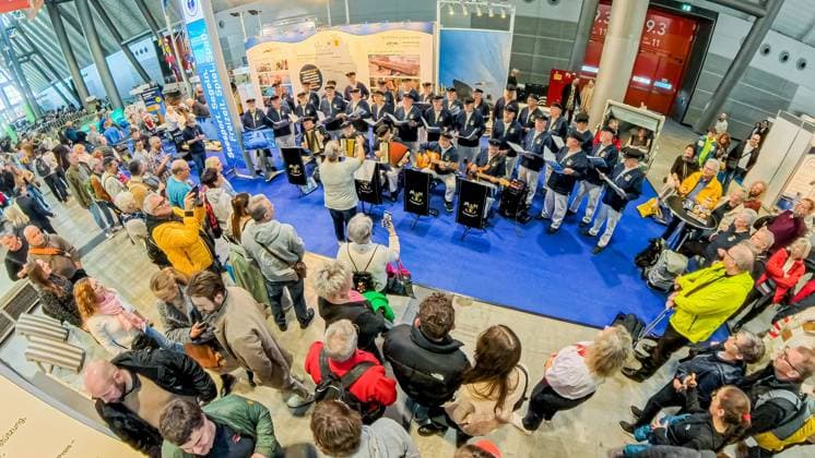 The weekend at CMT Stuttgart A birds eye view of the trade fair In the picture The Rottenburg marine comradeship singing 25 01 2026 From above, the colorful hustle and bustle of the trade fair unfolds - clear lines, full halls and the whole variety of travel, caravanning and leisure in one view Photo KS Images de Karsten Schmal