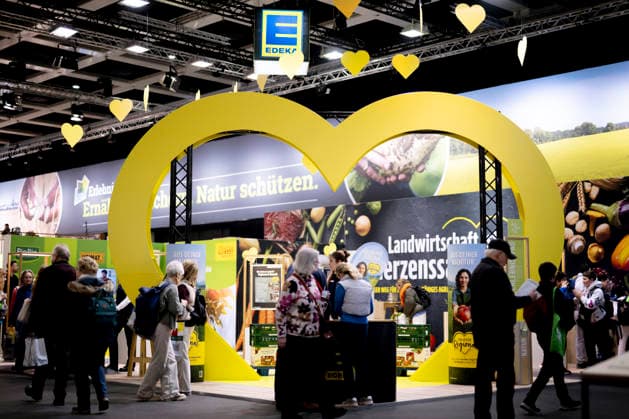 Gruene Woche Berlin DEU, Deutschland, Germany, Berlin, 23.01.2026 Besucher am Stand von Netto und Edeka vor Logo Natur schuetzen Landwirtschaft ist Herzenssache zum Thema Ernaehrungssicherheit und oekologische Landwirtschaft in der Biohalle vom Forum Moderne Landwirtschaft auf der Messe der Internationalen Gruenen Woche unter dem Motto Tradition trifft Zukunftsvisionen Gutes Essen Starkes Land Zukunftsfeste Landwirtschaft 100 Jahre 1926 - 2026 in Berlin Deutschland . Die Internationale Gruene Woche Berlin ist eine internationale Verbrauchermesse und Ausstellung der Ernaehrungswirtschaft Landwirtschaft Gartenbau und fuer landwirtschaftliche Produkte aus aller Welt. Die Messe gibt aktuellen gesellschaftlichen Fragen wie Klimaschutz Kreislaufw
