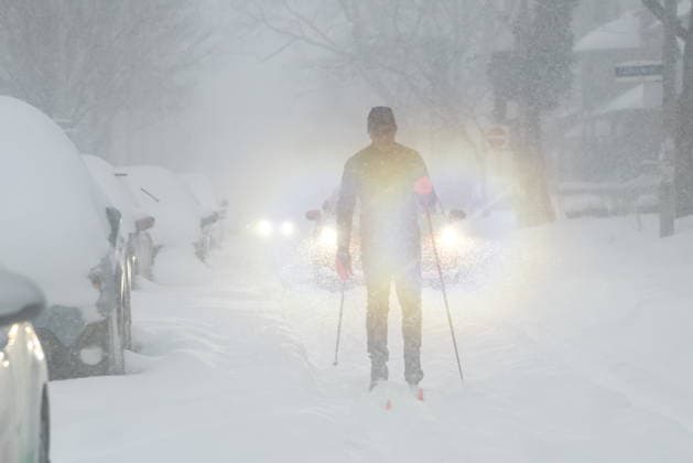 News Bilder des Tages January 25, 2026, Toronto, On, CANADA: A person cross country skis in Toronto, as Environment Canada warns of peak snowfall rates of five to eight centimetres per hour as a winter storm moves through the region, Sunday, Jan. 25, 2026. Toronto CANADA  - ZUMAc35_ 20260125_zaf_c35_050 Copyright: xColexBurstonx