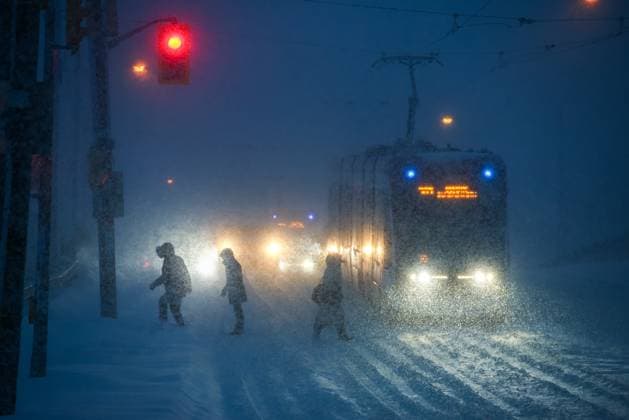January 25, 2026, Toronto, On, CANADA: People walk through downtown Toronto, as Environment Canada warns of peak snowfall rates of five to eight centimetres per hour as a winter storm moves through the region, Sunday, Jan. 25, 2026. Toronto CANADA  - ZUMAc35_ 20260125_zaf_c35_063 Copyright: xColexBurstonx