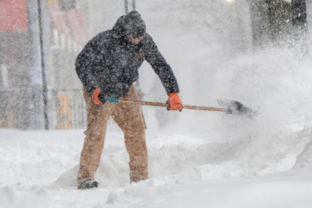 A person shovels snow from a sidewalk in Toronto, Canada, 25 January 2026. Canada recorded some of the lowest temperatures in its history due to the polar vortex over the region, which is causing around 50 centimeters of snowfall in Toronto, the country s most populous city and the fourth largest in North America. Heavy snowfall in Toronto !ACHTUNG: NUR REDAKTIONELLE NUTZUNG!  Copyright: xJulioxCésarxRivasx AME8399 20260126-55019179039_1