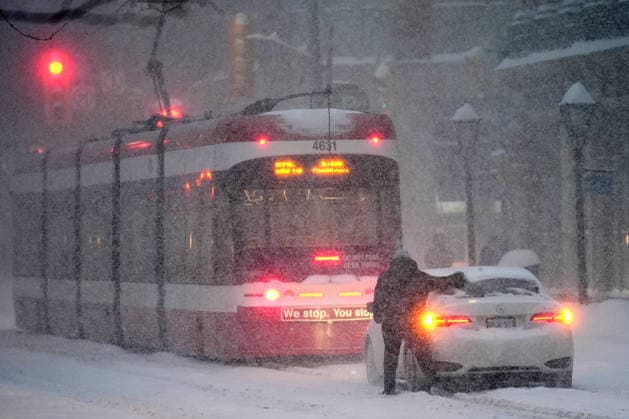 Winter storm in Toronto TORONTO, CANADA - JANUARY 25 : A man clears snow from a car during snowstorm in Toronto, Ontario, Canada on January 25, 2026. Mert Alper Dervis Anadolu Ontario Canada. Editorial use only. Please get in touch for any other usage.  Copyright: x2026xAnadoluxMertxAlperxDervisx