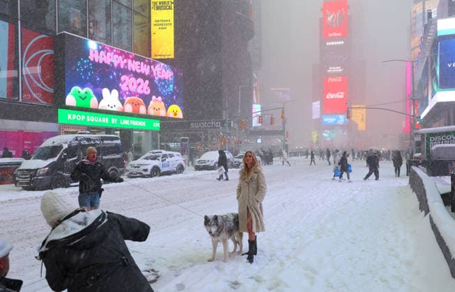 Holly Graves Photoshoot With A Wolf In Times Square - NYC U.S model Holly Graves is doing a photoshoot with a wolf on the middle of Times Square during a winter snow storm in New York, NY on January 25, 2026. Photo by Dylan Travis ABACAPRESS.COM New York City NY United States  Copyright: xDylanxTravis ABACAx