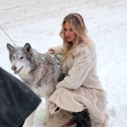 Holly Graves Photoshoot With A Wolf In Times Square - NYC U.S model Holly Graves is doing a photoshoot with a wolf on the middle of Times Square during a winter snow storm in New York, NY on January 25, 2026. Photo by Dylan Travis ABACAPRESS.COM New York City NY United States  Copyright: xDylanxTravis ABACAx