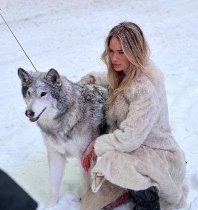 Holly Graves Photoshoot With A Wolf In Times Square - NYC U.S model Holly Graves is doing a photoshoot with a wolf on the middle of Times Square during a winter snow storm in New York, NY on January 25, 2026. Photo by Dylan Travis ABACAPRESS.COM New York City NY United States  Copyright: xDylanxTravis ABACAx