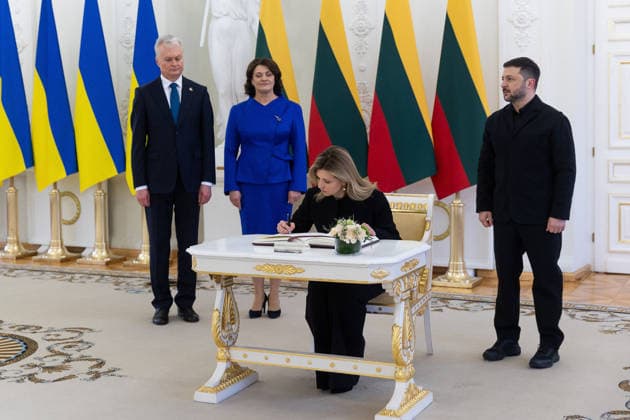 Zelenskyy visits Lithuania Olena Zelenska First Lady of Ukraine , Gitanas NausÄ—da President of Lithuania, Diana NausÄ—dienÄ— First Lady of Lithuania, Volodymyr Zelenskyy President of Ukraine Working Visit of the President and the First Lady of Ukraine to Lithuania to Take Part in Events Marking the Anniversary of the January Uprising. Vilnius, Lithuania on January 25, 2026 Vilnius Lithuania Copyright: xx