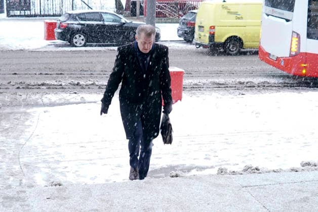 Stephan Hensel, the ex-husband and father of Christina Blocks children, representing the joint plaintiff on foot in the snow on the way to the trial for alleged child abduction in the Hamburg District Court Criminal Justice Building abduction case of the Block children Hamburg Germany