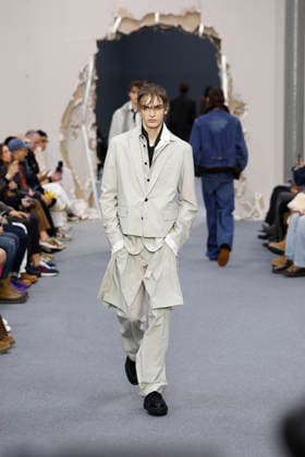 Défilé Sacai Collection Homme Prêt à Porter Automne Hiver 2026 2027 lors de la Fashion Week de Paris, le 25 janvier 2026 Sacai Fashion Show Men Ready to Wear Fall Winter 2026 2027 Collection , during Paris Fashion Week on january 25th 2026 Paris France  Copyright: xAgencex xBestimagexAgencex xBestimagex