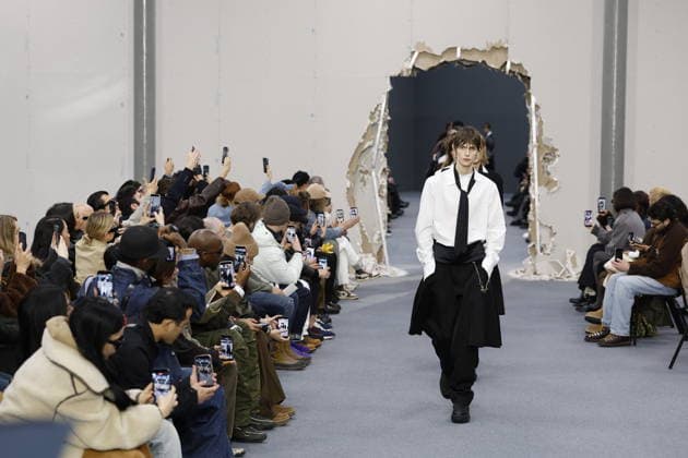 Défilé Sacai Collection Homme Prêt à Porter Automne Hiver 2026 2027 lors de la Fashion Week de Paris, le 25 janvier 2026 Sacai Fashion Show Men Ready to Wear Fall Winter 2026 2027 Collection , during Paris Fashion Week on january 25th 2026 Paris France  Copyright: xAgencex xBestimagexAgencex xBestimagex